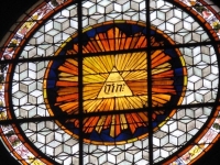 Tetragramma su alcuni monumenti parigini